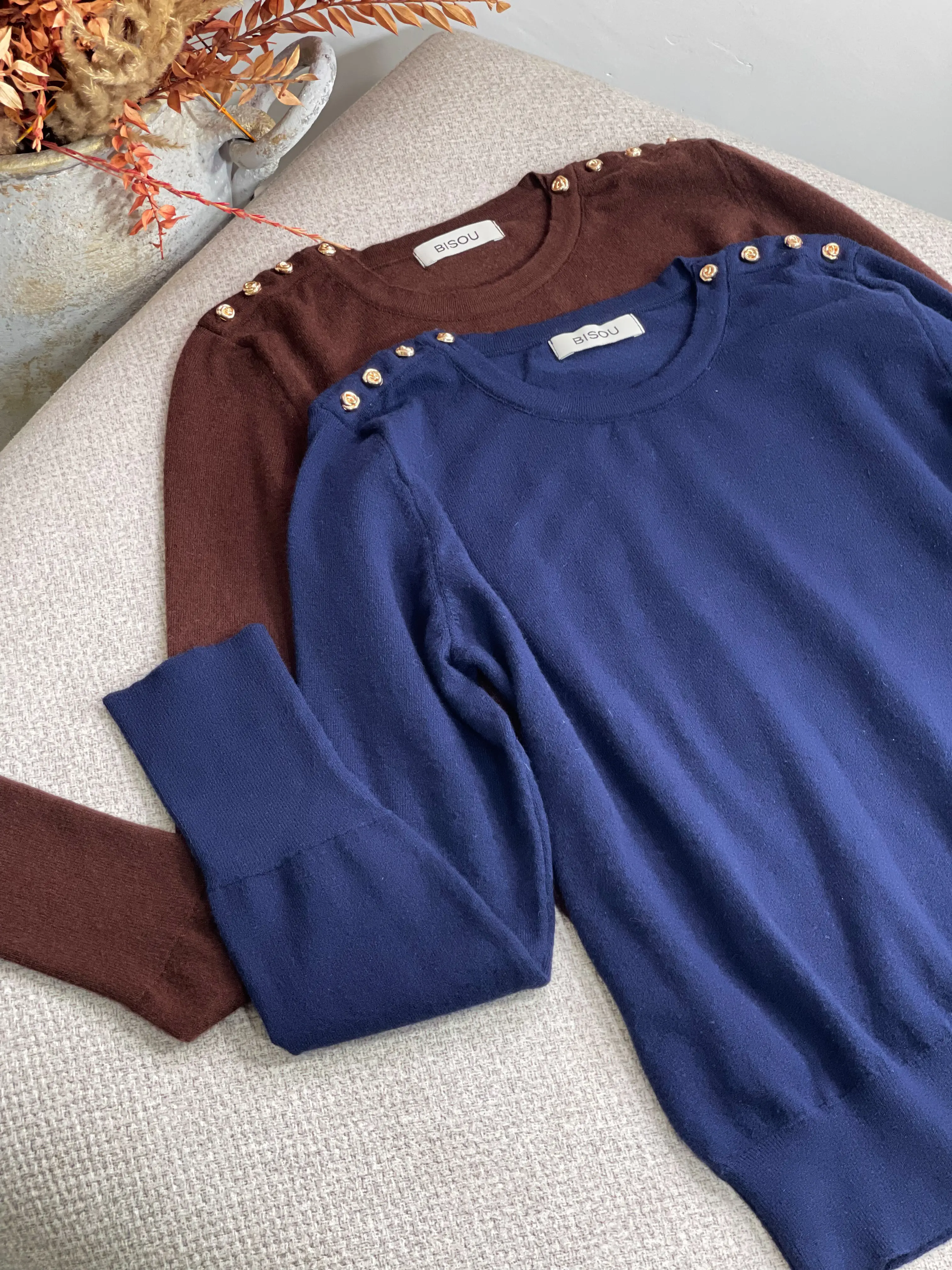 بلوز بافت جذب سرشونه دکمه رز گلد طرح zara